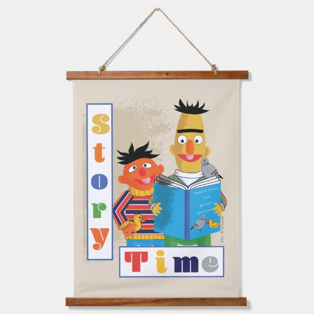 Bert und Ernie Story Time Wandteppich Mit Holzrahmen (Vorderseite)