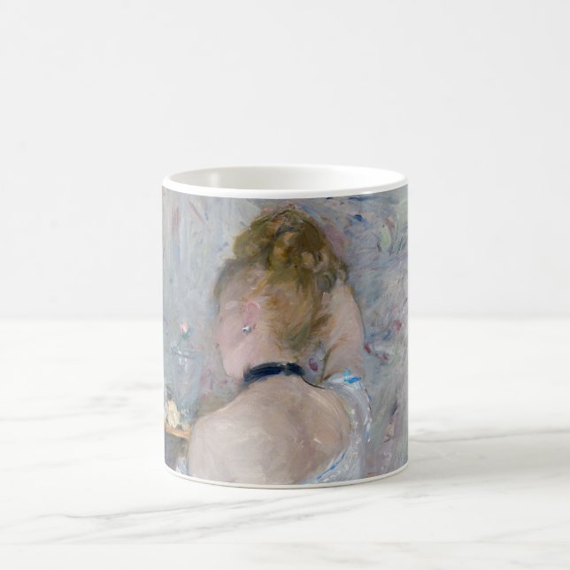 Berthe Morisot - Frau in ihrer Toilette Kaffeetasse (Mittel)