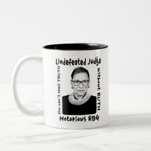 Berüchtigte RBG unbesiegte Richterin Zweifarbige Tasse