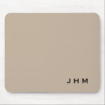 Berufliche Beige- und Schwarz-Monogramm-Initialen Mousepad<br><div class="desc">Personalisiertes Mousepad mit schlichtem, mit Monogramm Design in einer modernen Farbpalette in Beige und Schwarz. Individuelle Monogramm-Initialen in einfachem, modernem Schriftart in der unteren rechten Ecke. Ein stilvolles modernes personalisiertes Mauspad für Ihr Zuhause-Büro, den Arbeitsbereich oder ein elegantes Bürogeschenk. Dieses stilvolle Mauspad ist Teil einer umfangreicheren Kollektion von aufeinander abgestimmten...</div>