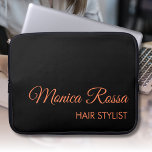 Berufliche, moderne Koralle und Schwarz Laptopschutzhülle<br><div class="desc">Minimalistischer Schwarz Solid Color Hintergrund und Coral modernen Schriftart Laptop-Hülle. Personalisieren Sie Ihre individuelle Verwendung. Klicken Sie auf die Schaltfläche "Anpassen",  um die Hintergrundfarbe,  die Schriftart-Stile und die Schriftart-Farbe zu ändern. Klassisches Design | Elegantes Produkt | Trendige Farben | Stilvoll und modern | Berufliches Geschäftsdesign</div>