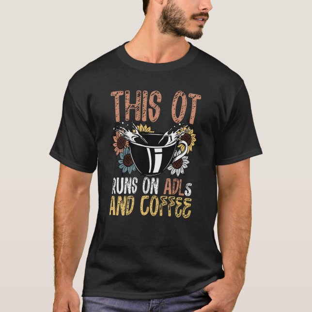 Berufliche Therapie läuft auf ADLs und Kaffee Drin T-Shirt (Vorderseite)