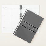 Beruflicher Graustreifen und schwarzer Streifen |  Planer<br><div class="desc">Moderner beruflicher Planer zeichnet sich durch ein schlichtes graues Design aus, mit individuelle Name in einem koordinierenden grauen Banner mit doppeltem schwarzen Streifen mit weißem Akzent und Text. Dieser personalisierte Planer ist mit einem individuelle Name und Jahr vorne in der modernen Typografie gestaltet und mit individuellem Text versehen. Sie können...</div>