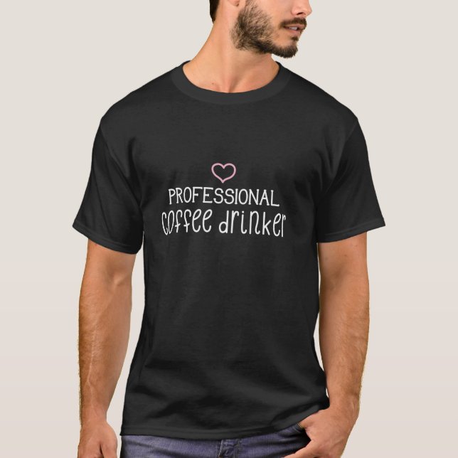Beruflicher Kaffeetrinker mit rosa Herzklo T-Shirt (Vorderseite)