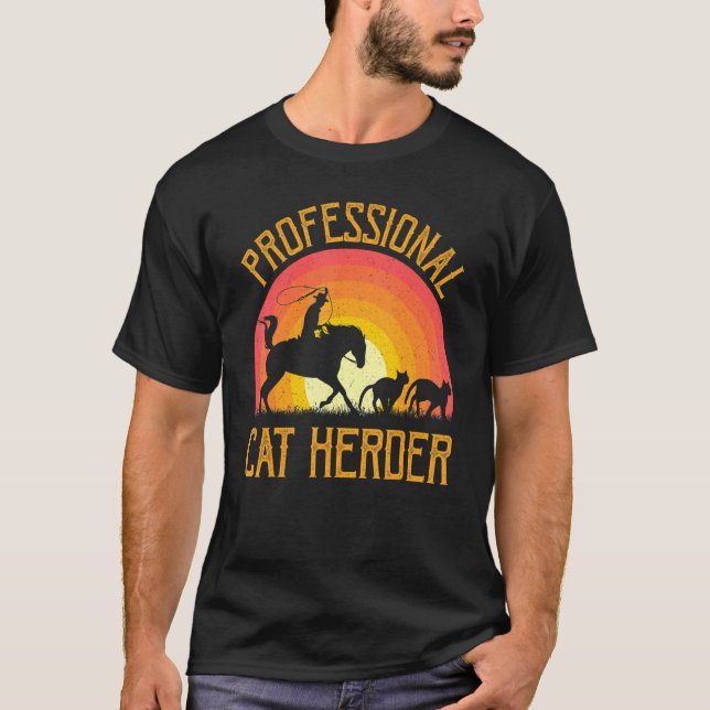 Beruflicher Katzenherder in Retro-Sonnenuntergang T-Shirt (Vorderseite)