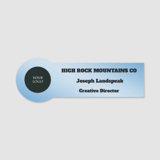 Beruflicher Logomitarbeiter mit hellblauer Metalli Namensschild