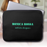 Berufliches Einfaches Nebel Aquamarin Schwarz Laptopschutzhülle<br><div class="desc">Minimalistischer Schwarzer Soli-Farbhintergrund und Neon Aquamariner moderner Schriftart Laptop-Ärmel. Personalisieren Sie Ihre individuelle Verwendung. Klicken Sie auf die Schaltfläche "Anpassen",  um die Hintergrundfarbe,  die Schriftart-Stile und die Schriftart-Farbe zu ändern. Klassisches Design | Elegantes Produkt | Trendige Farben | Stilvoll und modern | Berufliches Geschäftsdesign</div>