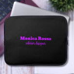 Berufliches Einfaches Nebel Lila Schwarz Laptopschutzhülle<br><div class="desc">Minimalistischer Schwarzer Soli-Farbhintergrund und Neon Lila moderner Schriftart Laptop-Ärmel. Personalisieren Sie Ihre individuelle Verwendung. Klicken Sie auf die Schaltfläche "Anpassen",  um die Hintergrundfarbe,  die Schriftart-Stile und die Schriftart-Farbe zu ändern. Klassisches Design | Elegantes Produkt | Trendige Farben | Stilvoll und modern | Berufliches Geschäftsdesign</div>