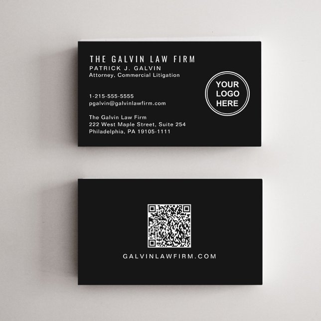 Berufliches Firmenlogo QR-Code Mitarbeiter Schwarz Visitenkarte (Capture attention, make connections, and leave a lasting impression with our modern QR business card)