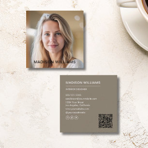 Berufliches Foto QR Social Media Taupe Quadratische Visitenkarte