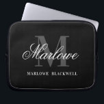 Berufliches Schwarz-Grau-Monogramm-Skript Laptopschutzhülle<br><div class="desc">Beruflich Stylish Monogram Schwarz-weiß Graue Script Name Laptop-Hülle für Ihr neues Zuhause-Büro,  administrative und berufliche Arbeit,  zurück zur Schule,  etc.</div>