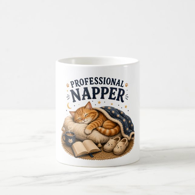 Berufsschläfer – Süßes Schlafkatzen-Cozy-Design Kaffeetasse (Mittel)