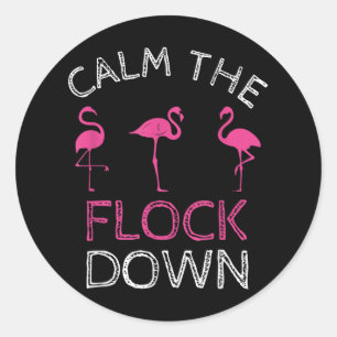 Beruhige dich beim rosa Flamingo Sommergeschenk Runder Aufkleber