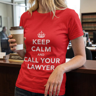 Beruhige dich und ruf deinen Anwalt an T-Shirt