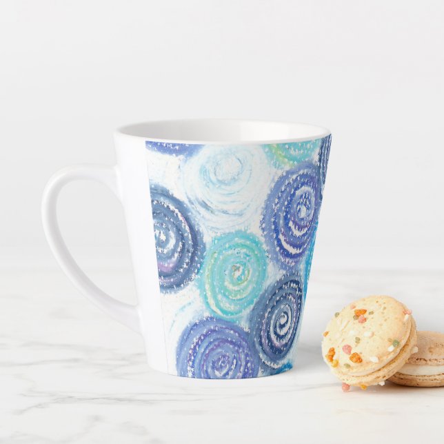 Beruhigende Kreise, die mit blauen Farbtönen erzeu Milchtasse (Beispiel)