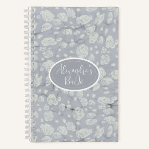 Beruhigendes staubblaues Bullet Journal mit weißen Notizbuch