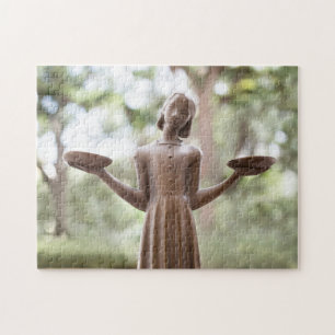 Berühmtes Vogelmädchen im Savannah Challenging Puz