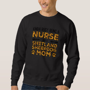 Beschäftigt als Krankenschwester-Hundemutter - She Sweatshirt