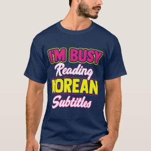Beschäftigt mit dem Lesen von koreanischen Unterti T-Shirt