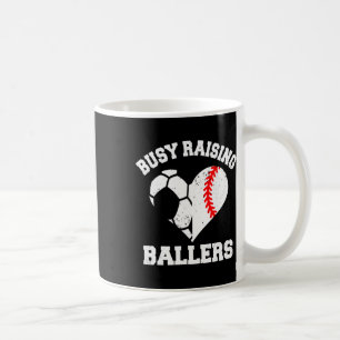 Beschäftigt mit der Erziehung von Byllers Fußball Kaffeetasse