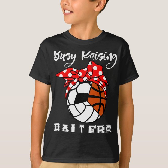 beschäftigt Raising Ballers Funny Volleyball Socce T-Shirt (Vorderseite)