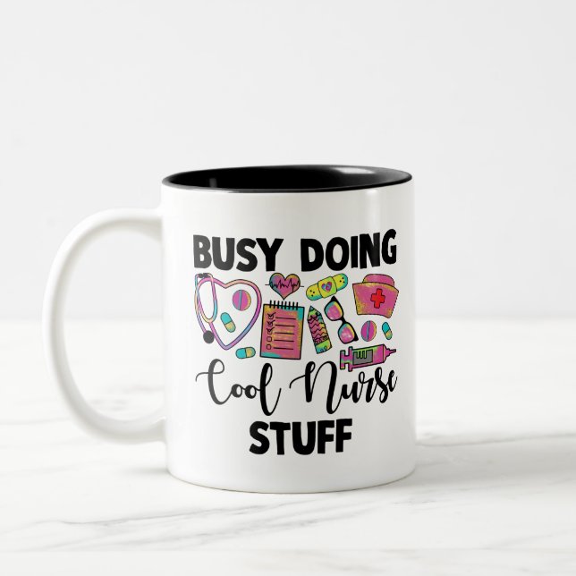 beschäftigt und macht Coole Tasse (Links)