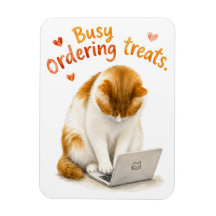 Beschäftigte lustige orange Katze auf Laptop beim