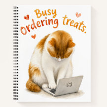 Beschäftigte lustige orange Katze auf Laptop beim