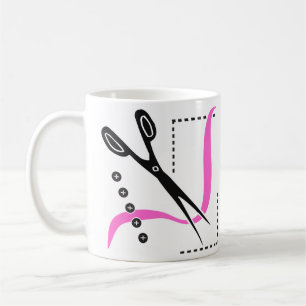 Beschäftigte Scheren, Faden und Knöpfe, die Them Kaffeetasse