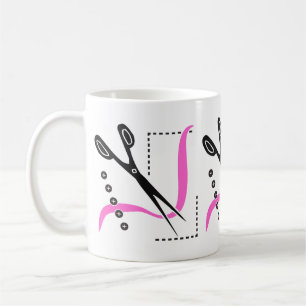 Beschäftigte Scheren, Faden und Knöpfe, die Them Kaffeetasse