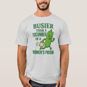 Beschäftigter als eine Gurke in einem Frauen-Gefän T-Shirt
