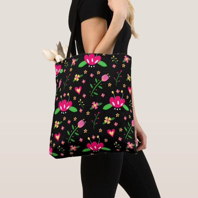 Beschäftigtes Blumenmuster auf Schwarz Tasche (Von Nahem)