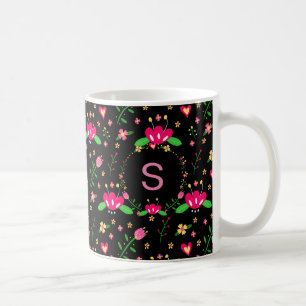 Beschäftigtes Blumenmuster auf schwarzem Monogramm Kaffeetasse