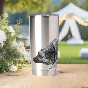 Beschatteter ruhender Hund bringt Ruhe an Wintermo Thermobecher