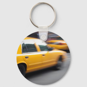 Beschleunigendes gelbes NY Stadt-Taxi mit Schlüsselanhänger