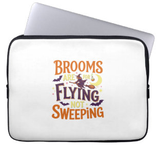 Besen fliegen fegen Halloween Hexe Mond Fledermäus Laptopschutzhülle