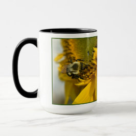 Besetzte Biene auf einer Sonnenblume Tasse