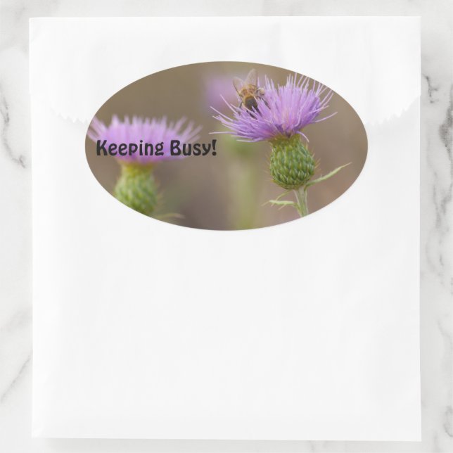 Besetzte Biene auf Lila Foto Ovaler Aufkleber (Tasche)