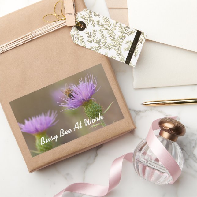Besetzte Biene auf Lila Foto Rechteckiger Aufkleber (Schenken)