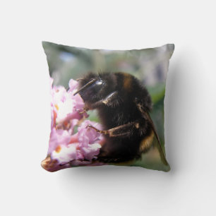 Besetzte Hummel und rosa Blume Kissen