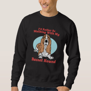 Besitzer des Basset Hound Hundes zu Fuß mit meinem Sweatshirt
