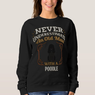 Besitzer eines schwarzen Poodle-Spiels ist nie unt Sweatshirt