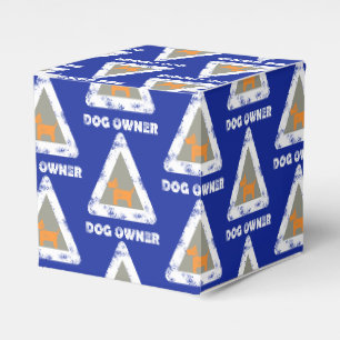 Besitzer von Hunden unterschreibt Papier Gefallen  Geschenkschachtel