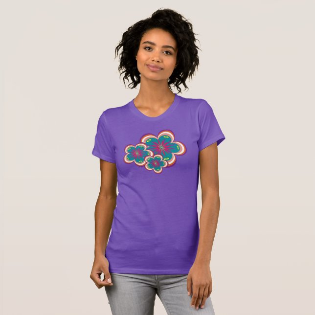 Besondere Blüten schmeicheln dem T - Shirt der Fra (Vorne ganz)