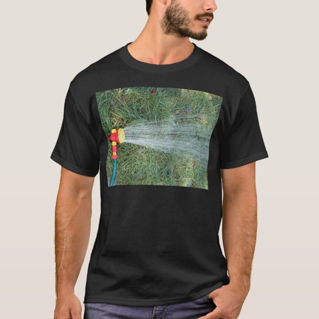 Bespritzen Sie mit einem Spray mit einem Schlauch, T-Shirt (Vorderseite)