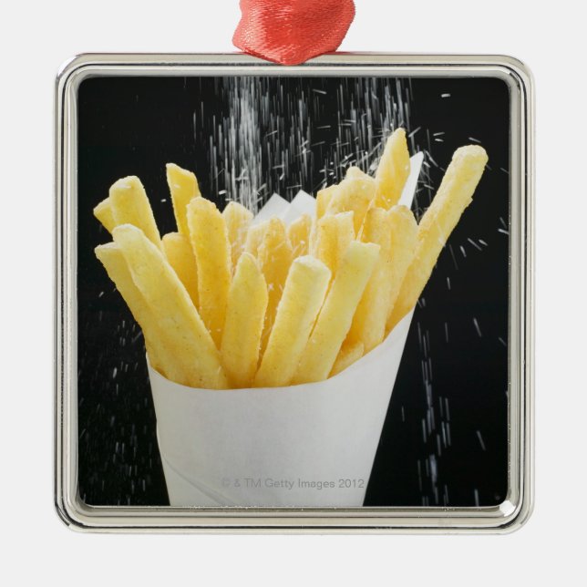 Besprühen des Salzes auf Chips im Papierkegel Silbernes Ornament (Vorne)
