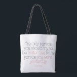 Besser als gestern Zitat Personalisiert Tasche<br><div class="desc">Die einzige Person, die Sie besser sein sollten als die, ist die Person, die Sie gestern waren. Motivierend Anführungssack mit moderner Typografie. Personalisieren Sie diese Tasse durch Hinzufügen von Namen oder kurzem Text.</div>