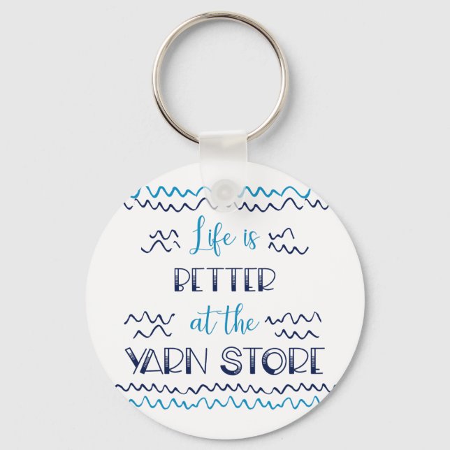 Besser im Yarn Store Funny Knitting Sprichwort Schlüsselanhänger (Vorderseite)