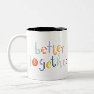 Besser zusammen mit Typografie doodle Text Zitat Zweifarbige Tasse