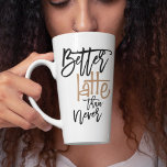 Bessere Latte als nie erstaunliches Kaffeekonzept Milchtasse<br><div class="desc">Kaffee Spaß Angebot auf Ihrer Latte Tasse! Ein amüsantes Spiel auf den Wörtern Better Latte than Niemals in einer eleganten Schrift Typografie meist in schwarz und "latte" in einer Kaffeefarbe ... Natürlich!</div>
